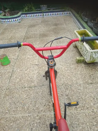 Bicicleta BMX Roja y Negra