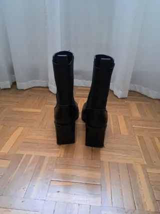 Botines negros de tacón cuadrado