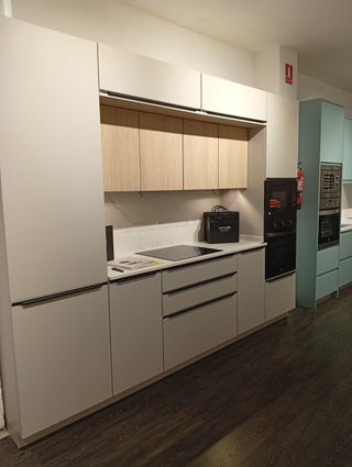 Tienda de cocinas y armarios con taller propio