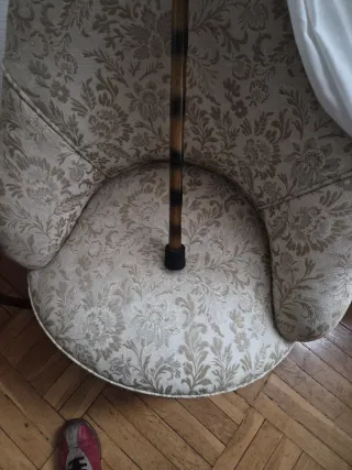 Bastón de madera con mango curvo