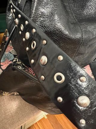 Bolso piel negro hombro y brazo