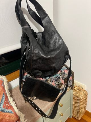 Bolso piel negro hombro y brazo