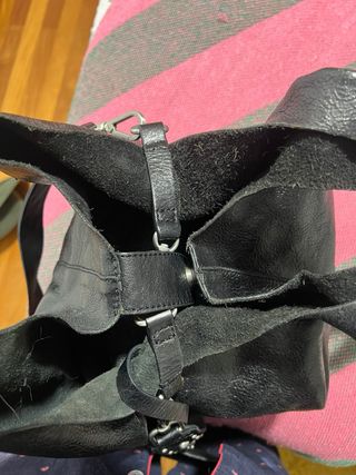 Bolso piel negro hombro y brazo