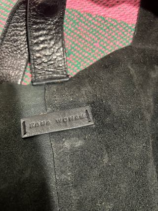 Bolso piel negro hombro y brazo