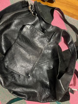 Bolso piel negro hombro y brazo