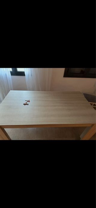 Mesa de comedor de madera color beige/marrón