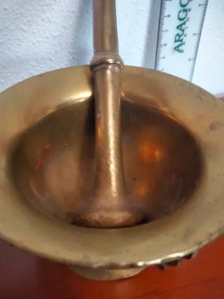 Antiguo mortero de bronce con mazo