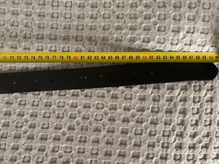 Cinturón de piel marrón con hebilla dorada