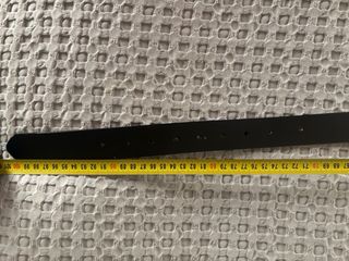 Cinturón de piel marrón con hebilla dorada