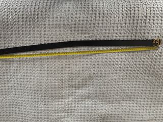 Cinturón de piel marrón con hebilla dorada