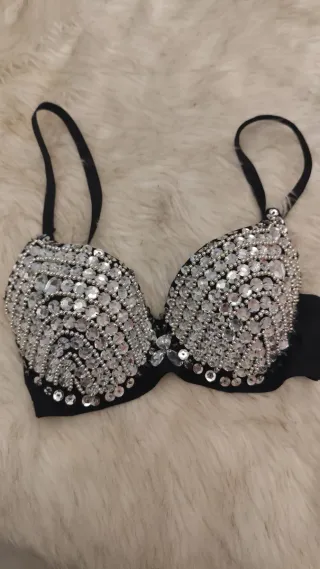 Sujetador negro con pedrería plateada