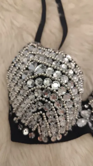 Sujetador negro con pedrería plateada