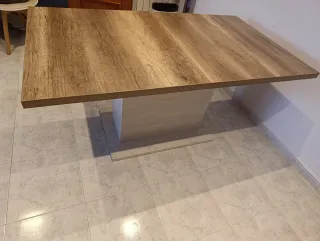 Mesa de comedor moderna madera y metal
