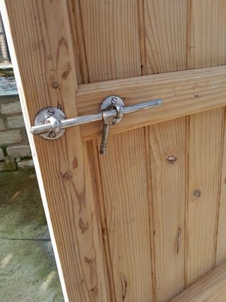 Puerta antigua de madera rústica