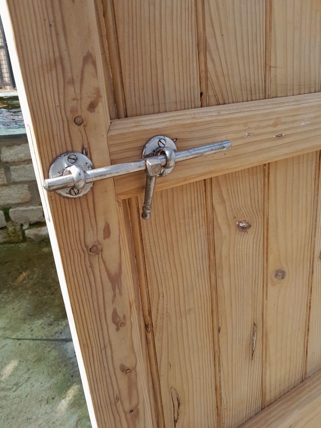 Puerta antigua de madera rústica