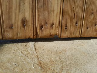 Puerta antigua de madera rústica