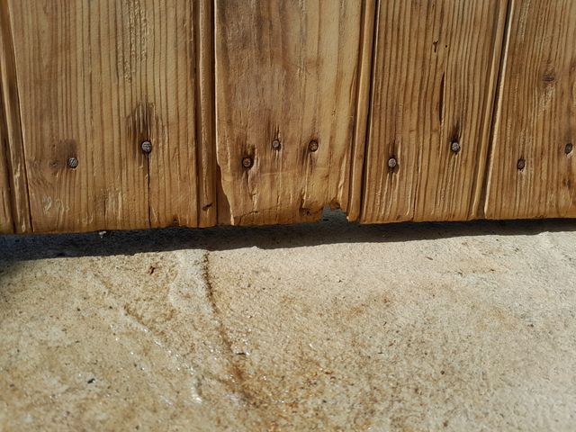 Puerta antigua de madera rústica