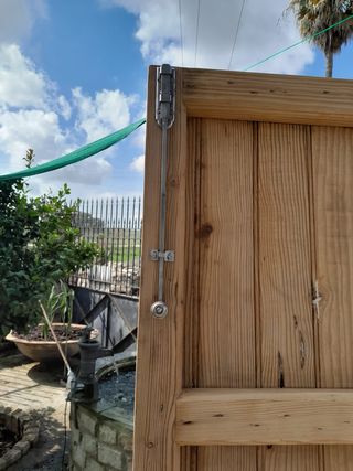 Puerta antigua de madera rústica