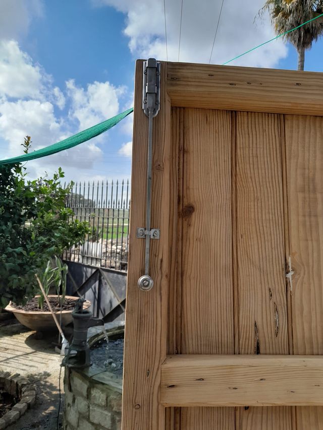 Puerta antigua de madera rústica