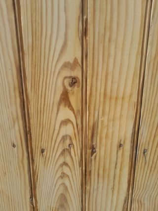 Puerta antigua de madera rústica