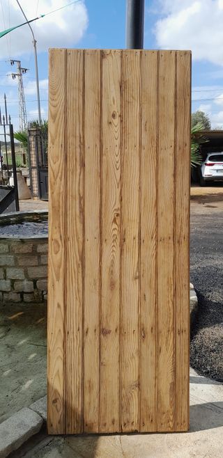 Puerta antigua de madera rústica