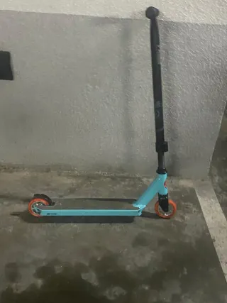 Patinete infantil azul y naranja