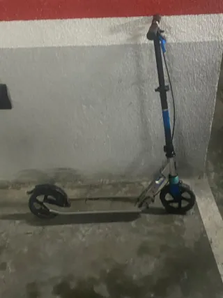 Patinete infantil azul y naranja