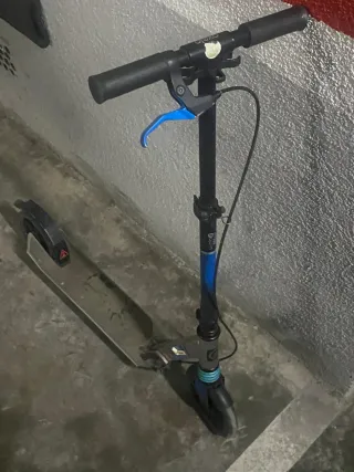 Patinete infantil azul y naranja