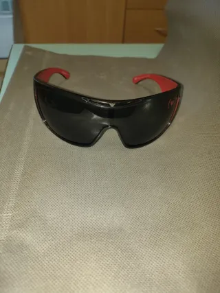 Gafas de sol Emporio Armani cojo tablet o portatil