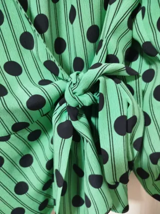 Camisa verde con lunares negros