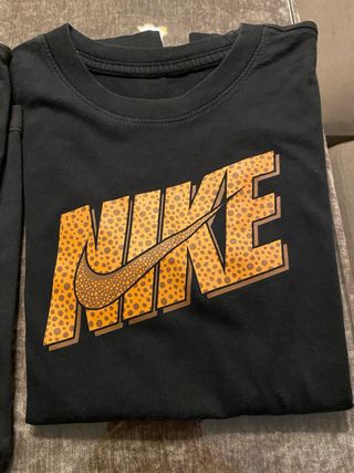 Camiseta Nike Negra con Logo Naranja