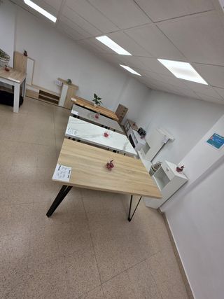 Mesa de madera natural o madera comprimida