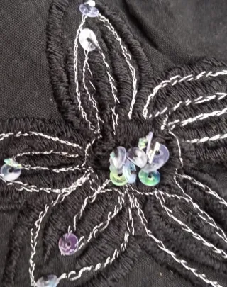 BLUSA NEGRA FLORES BORDADAS Y LENTEJUELAS T.U.