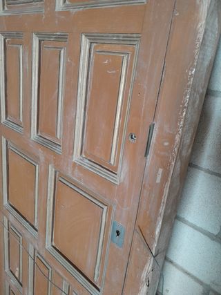 Puerta antigua con cuarterones