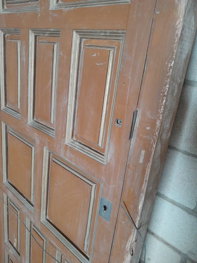 Puerta antigua con cuarterones