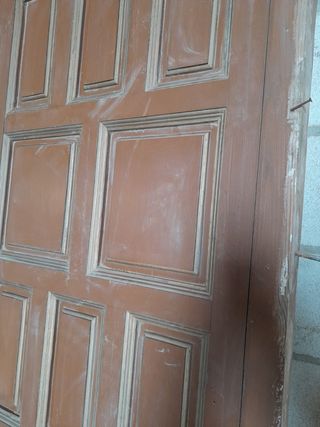 Puerta antigua con cuarterones