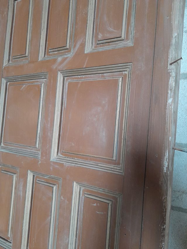 Puerta antigua con cuarterones