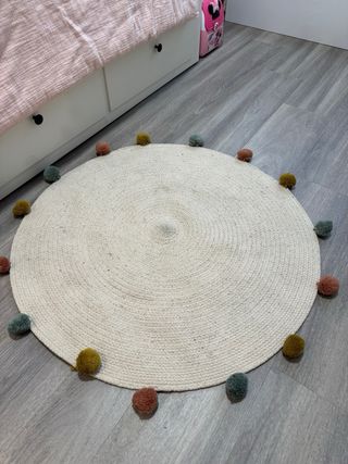 Alfombra redonda infantil con pompones