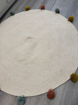 Alfombra redonda infantil con pompones