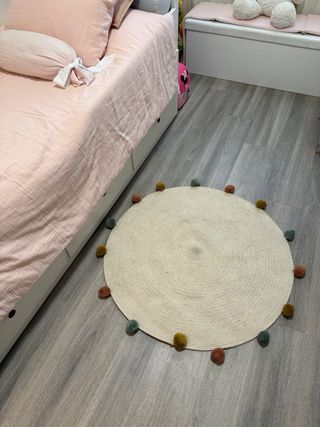 Alfombra redonda infantil con pompones