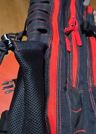 Mochila Táctica 45L Laser Cut Negra/Roja