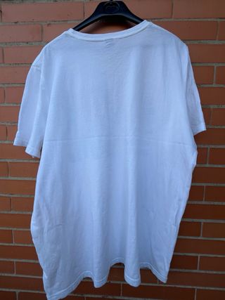 Camiseta estampada. Talla XL. Usada una vez.