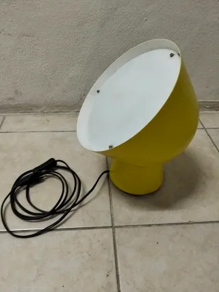 Lámpara de mesa decorativa amarilla