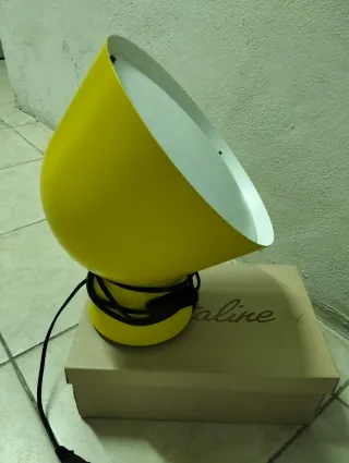 Lámpara de mesa decorativa amarilla