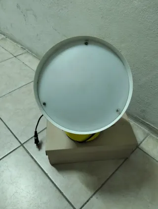 Lámpara de mesa decorativa amarilla