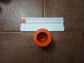 Vaso di cemento decorato con fiore