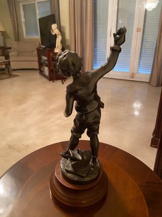 Bronce niño con peonza