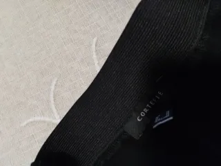 Pantalones negros con cremallera delantera