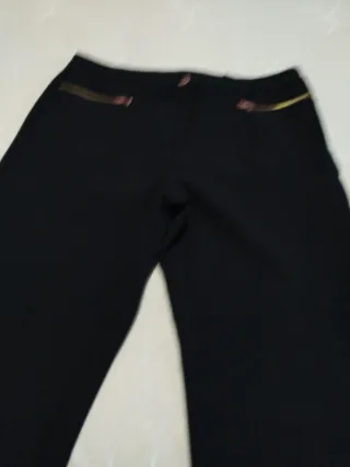 Pantalones negros con cremallera delantera