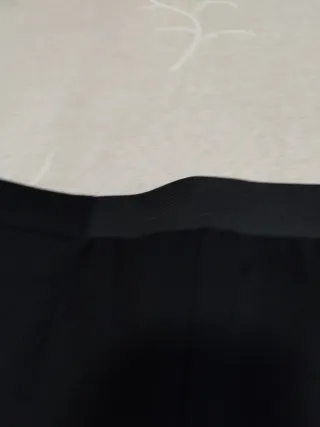 Pantalones negros con cremallera delantera